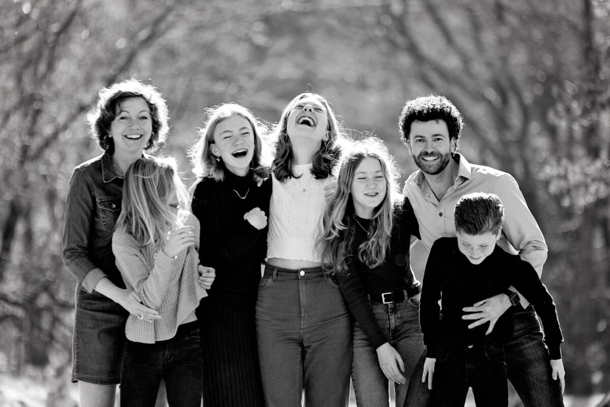 Familiefotoshoot buiten ontspannen en leuk