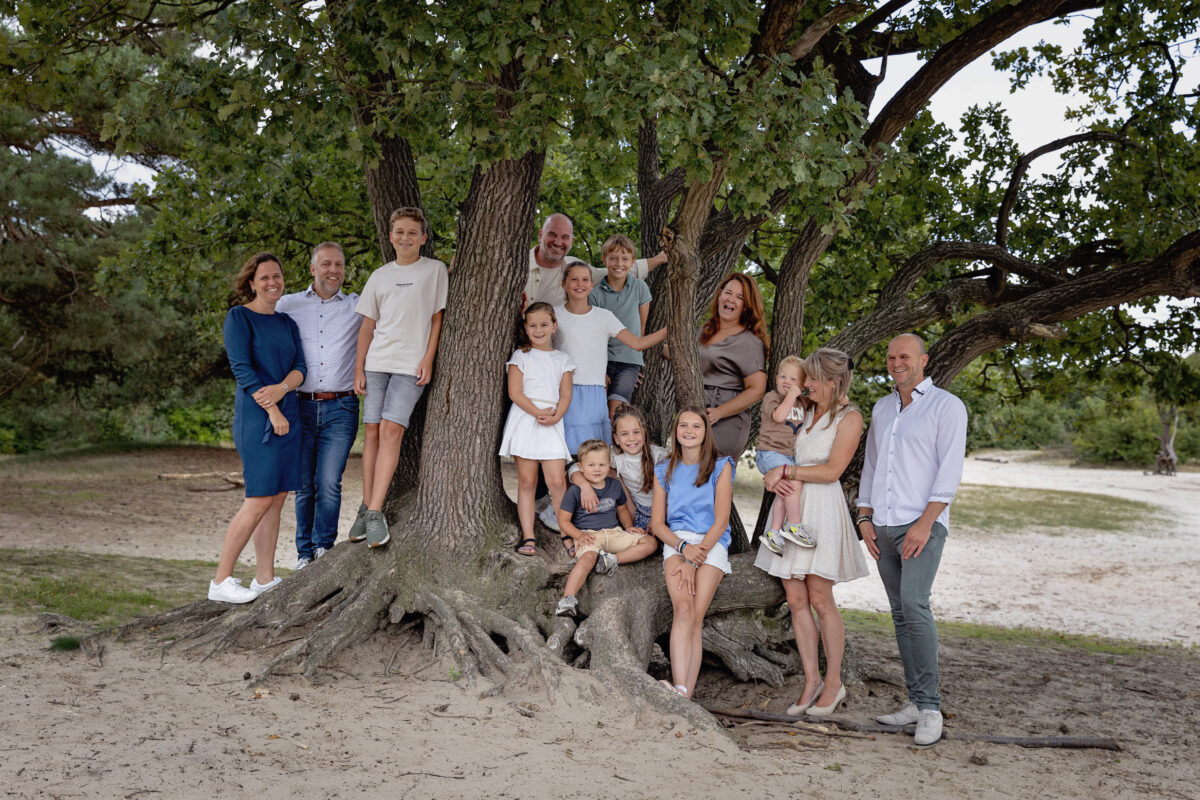 Familieshoot Oosterhout Fotograaf gezinsfotograaf buiten familieshoot in bos buitenshoots gezin gezinsfoto’s natuur