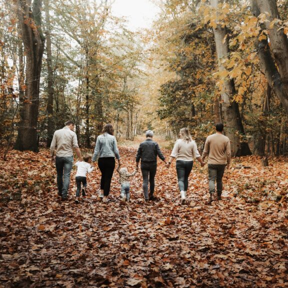 gezinsfotograaf buiten familieshoot in bos buitenshoots gezin gezinsfoto’s natuur