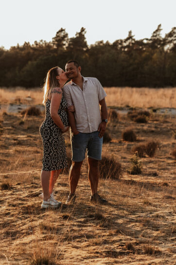 Fotoshoot zwanger buiten tijdens golden hour