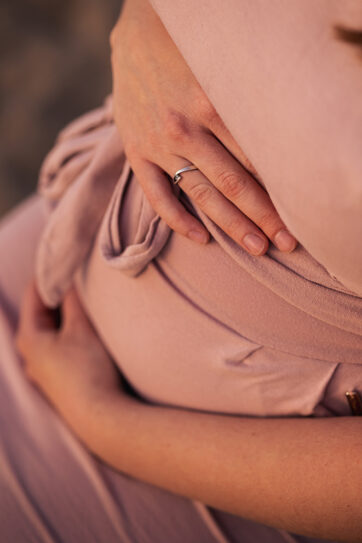 Fotoshoot zwangerschap buiten detail van de buik