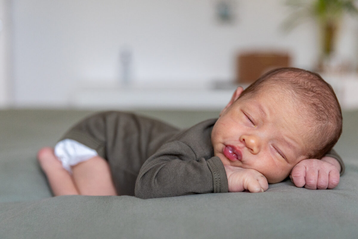 newbornshoot bij je thuis Oosterhout fotograaf