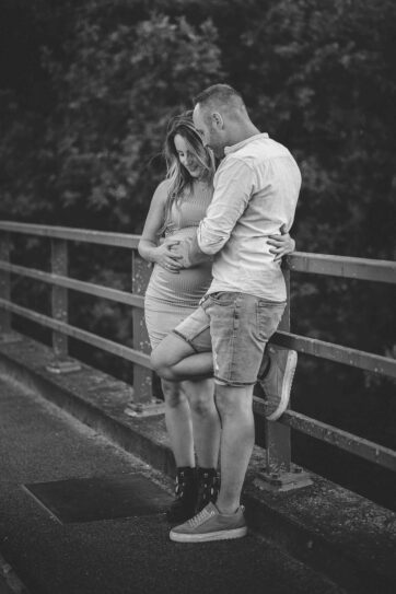 zwart wit foto zwangerschapshoot buiten