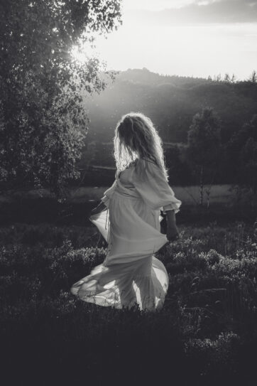 zwart wit foto zwangerschapshoot buiten