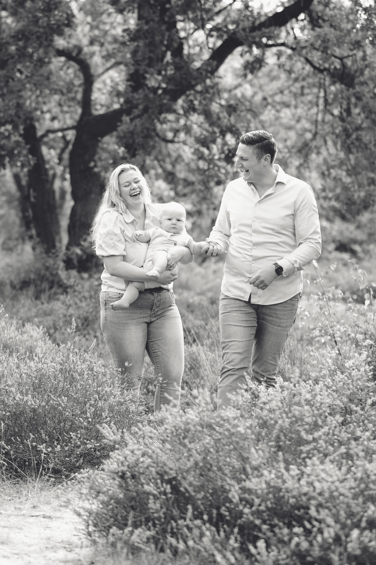 gezinsfotograaf buiten familieshoot in bos buitenshoots gezin gezinsfoto’s natuur