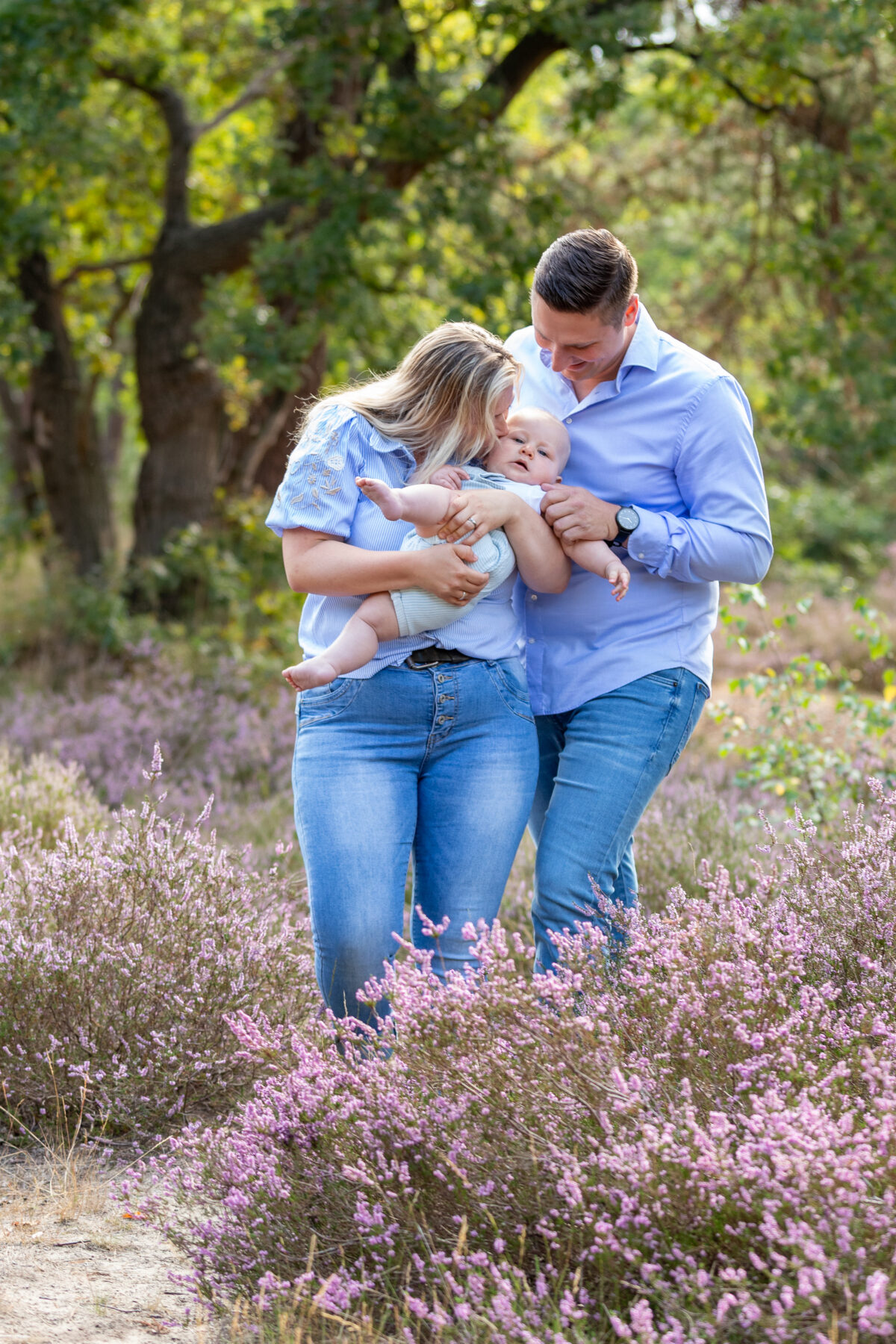 gezinsfotograaf buiten familieshoot in bos buitenshoots gezin gezinsfoto’s natuur