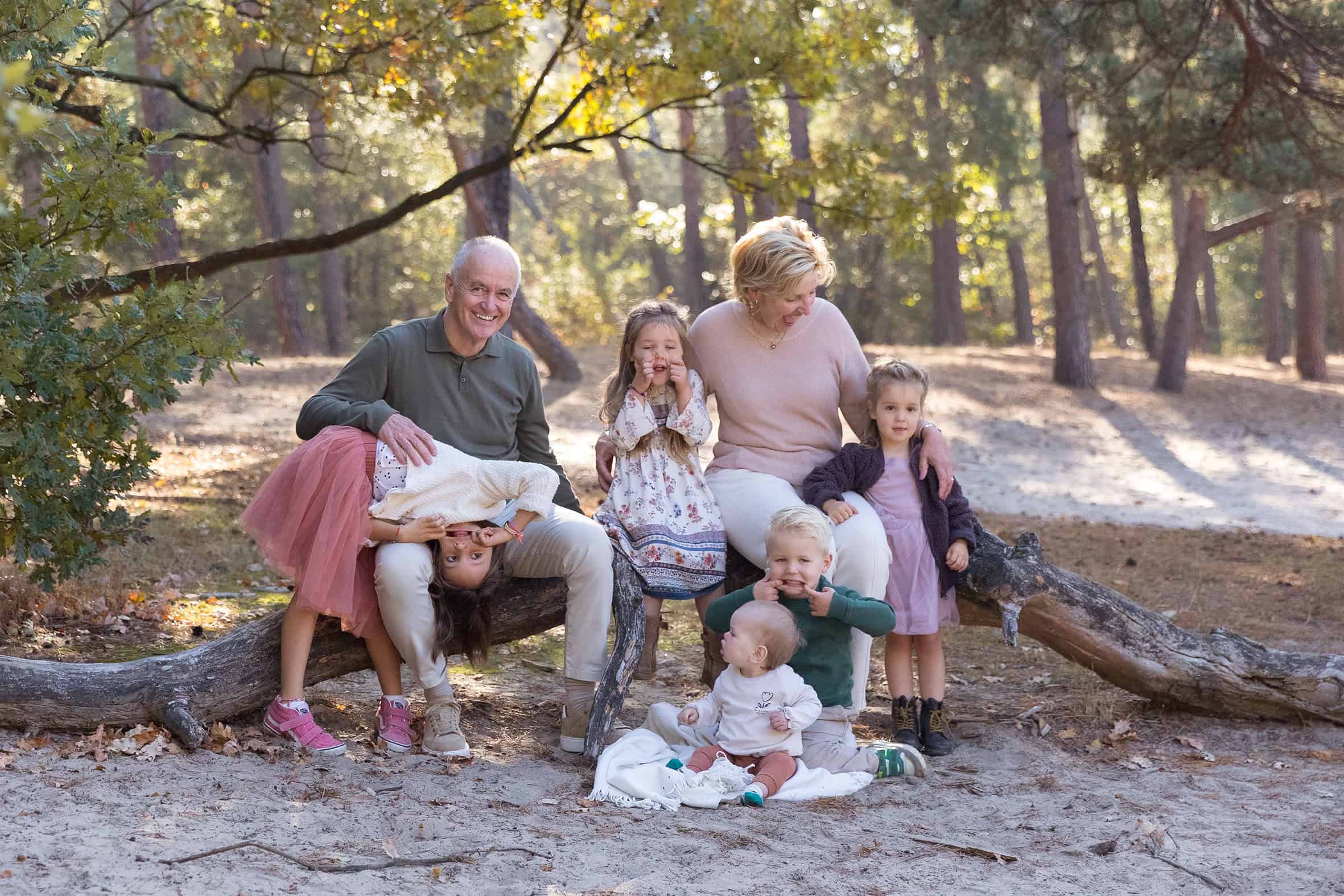 Kinderfamilie fotoshoot in natuurlijke omgeving.