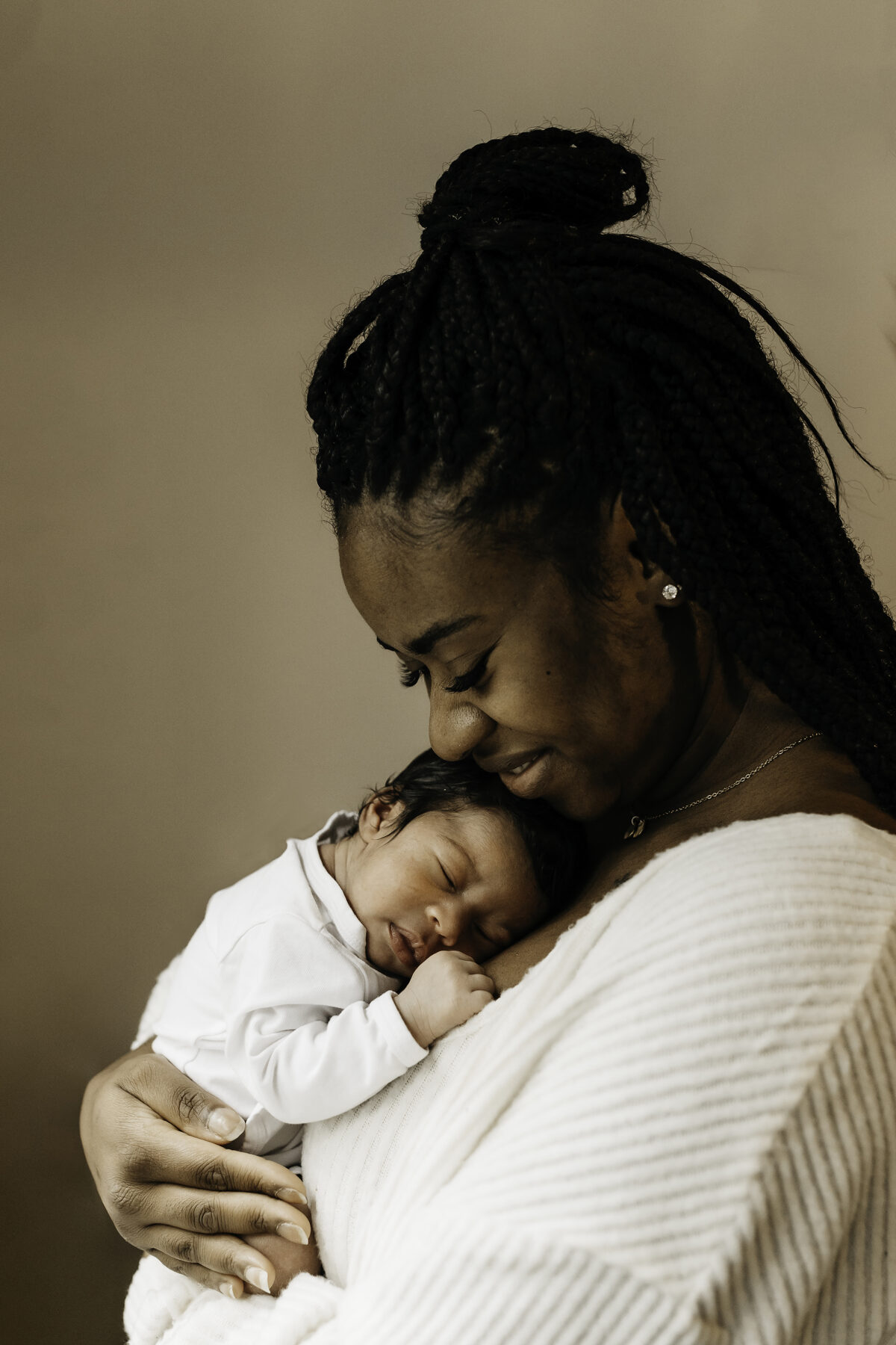 mama met haar newbornshoot thuis