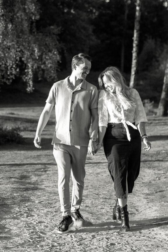 zwart-wit portret van stel tijdens fotoshoot buiten