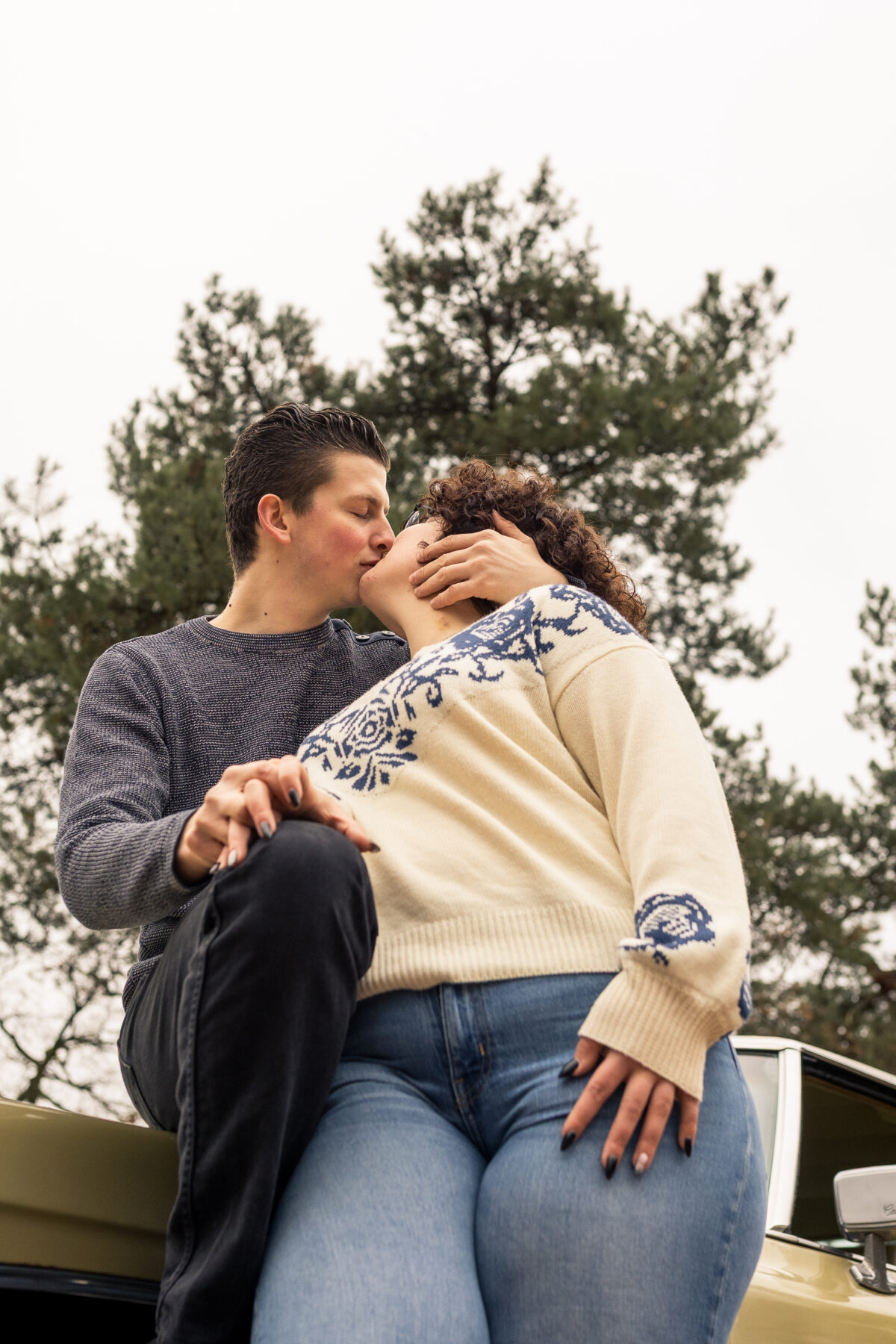 portret van stel tijdens fotoshoot buiten met oldtimer