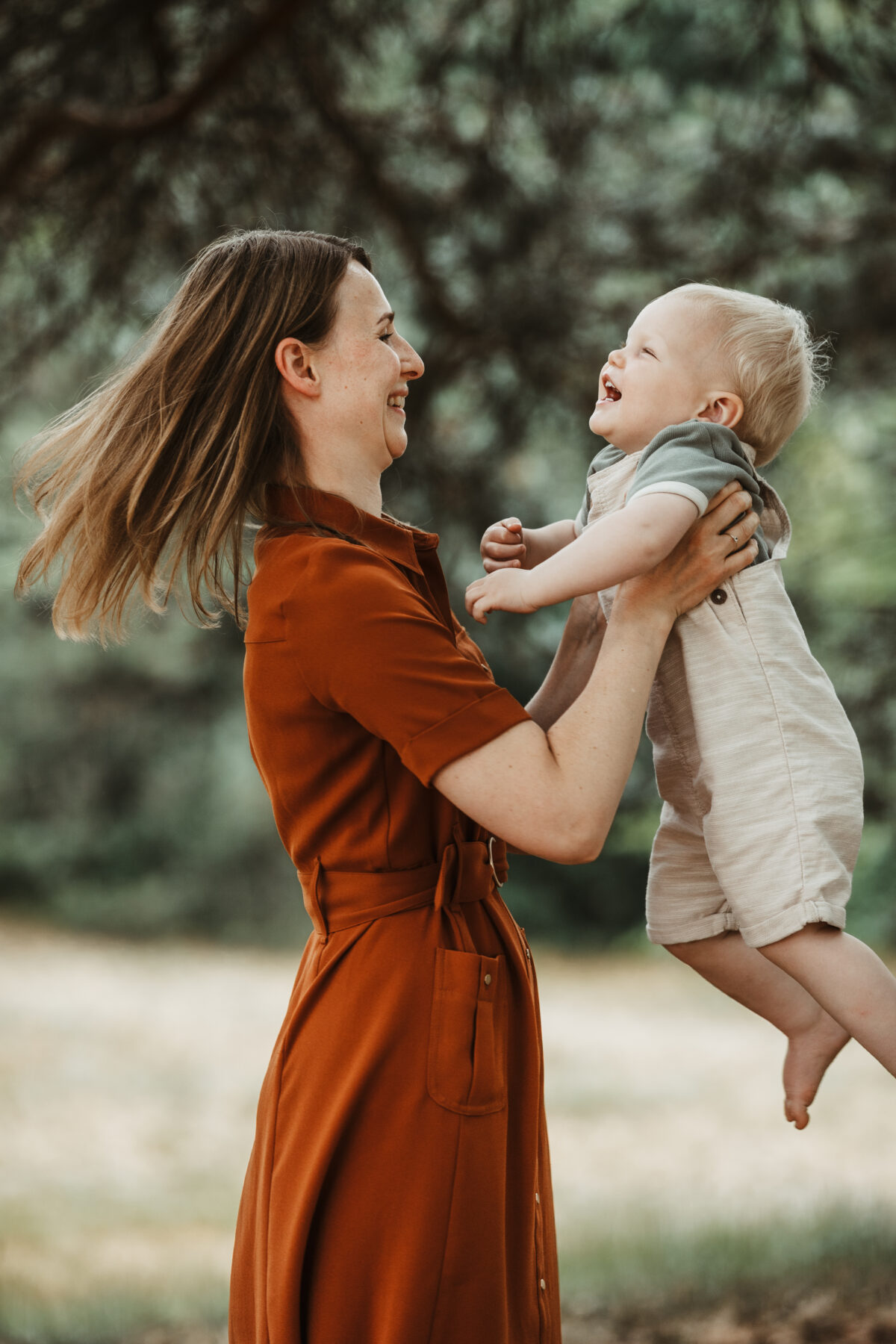 Gezinsfotoshoot buiten in de natuur plezier