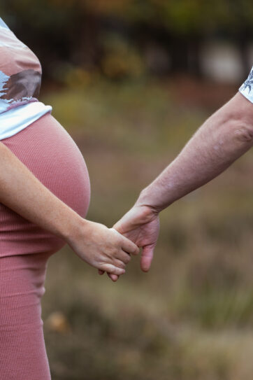 detail bij een zwangerschapsshoot buiten in de natuur