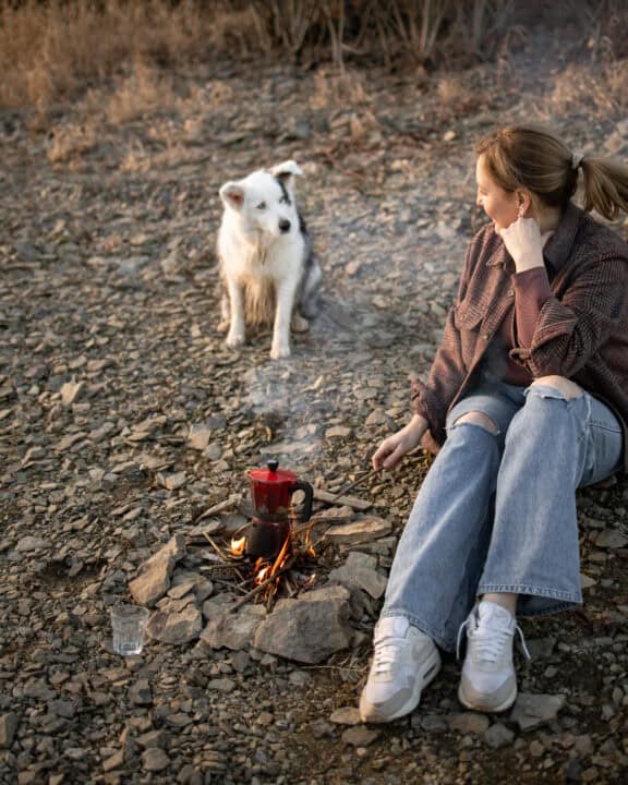 kampvuur, hond, koffie, genietmoment