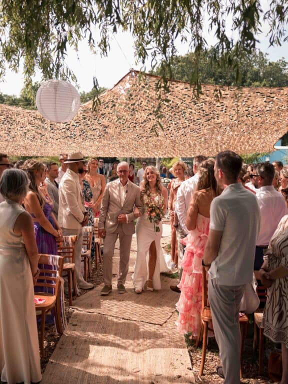 Buitenbruiloft met festivalvibes | Het verhaal van Natascha & Johnny