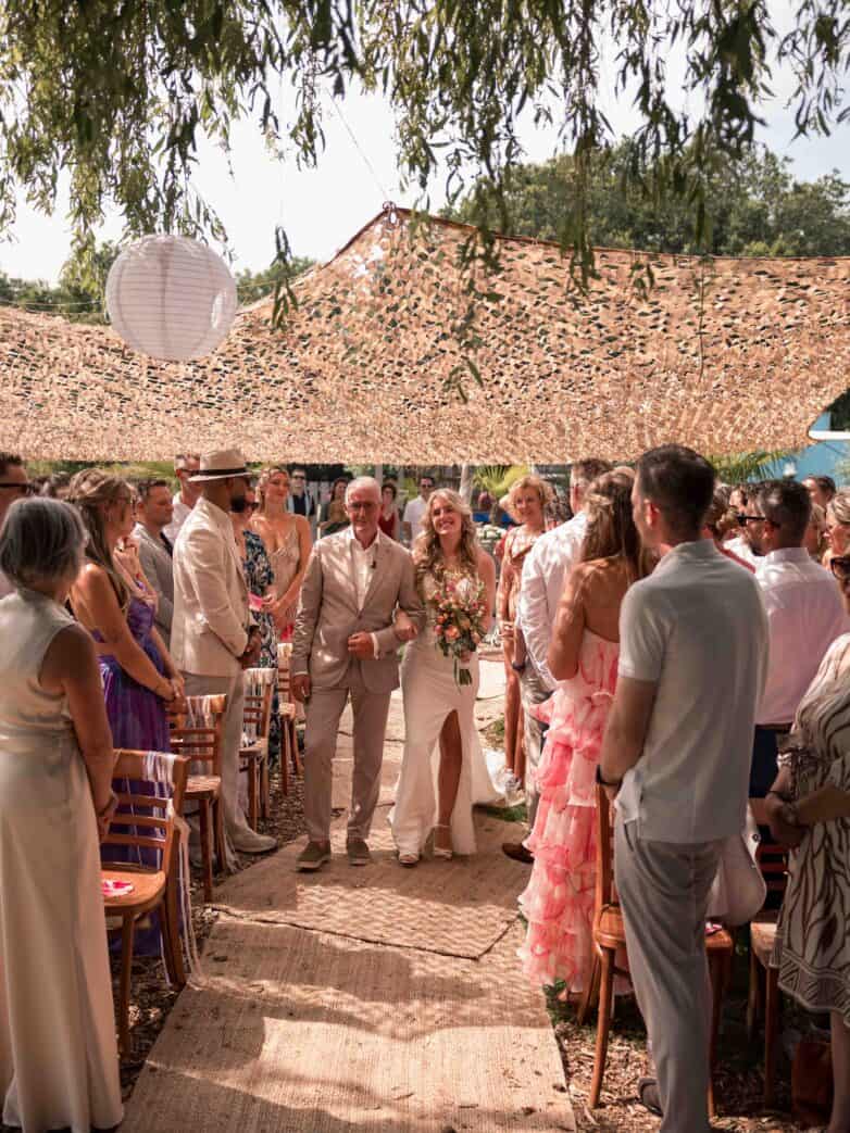Buitenbruiloft met festivalvibes | Het verhaal van Natascha & Johnny